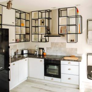 Концептуална кухня с отворени рафтове, Лек интериор изграден от плоскости и много метал _9