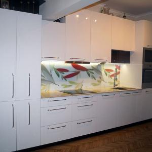 Кухня от MDF гланц-лак, технологичен гранит и принтиран гръб _23