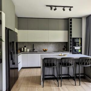 Модерна кухня решена в сиви тонове, изработена от MDF с акрилен супер мат. Плотове и гръб от технически камък _2