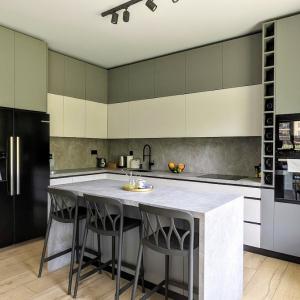 Модерна кухня решена в сиви тонове, изработена от MDF с акрилен супер мат. Плотове и гръб от технически камък _1