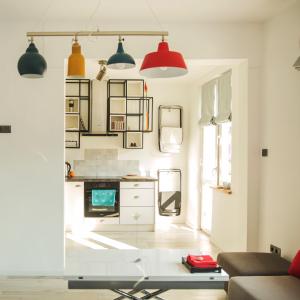 Концептуална кухня с отворени рафтове, Лек интериор изграден от плоскости и много метал _10