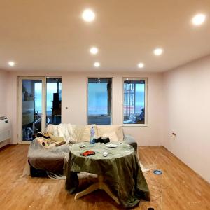 Хол с нов таван и стени с изолация от вата и гипсокартон, лед осветление