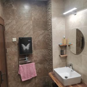 Дървени плотове и етажерки, санитария