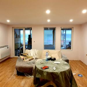 Хол с нов таван и стени с изолация от вата и гипсокартон