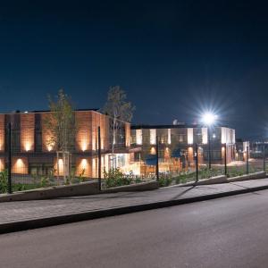 Контактна фасада училище Британика