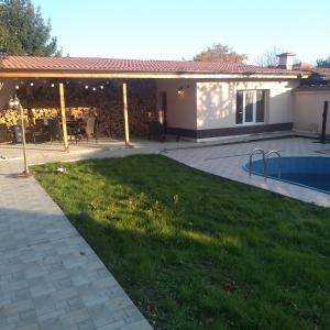 Тревна площ с подземна напоителна система