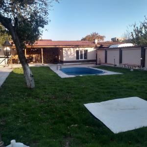 Тревна площ с подземна напоителна система