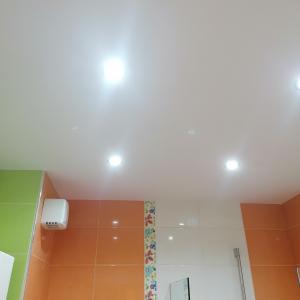 окачен таван на баня с лед лунички