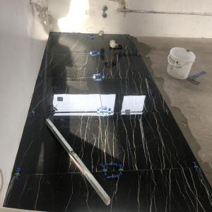 Полагане на гранитогрес в кухня.