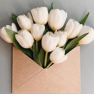 Кошница или пощенски плик с цветя