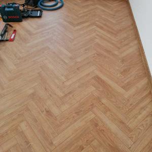 laminat-na-ribena-kost-1