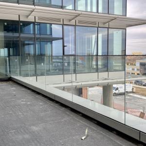 Стъклени парапети на офис сграда