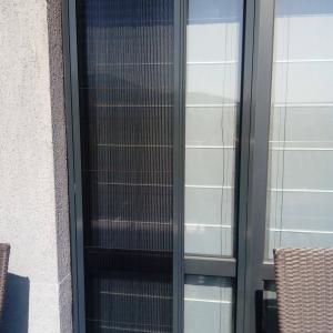 Дограма с комарник тип плисе