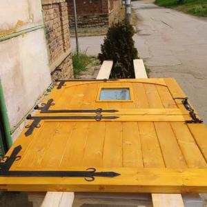 Изработка на всички видове дървен масив - врати, прозорци, кухни и други.