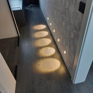 Осветление на коридор със сензор за движение