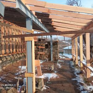 ДЪРВЕНА КОНСТРУКЦИЯ СЪС СТОМАНЕН ТРЕГЕР