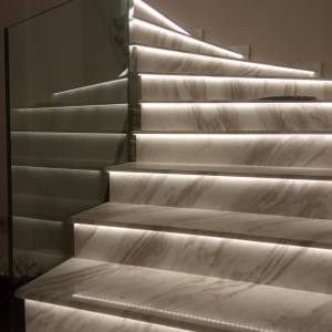 МРАМОРНО СТЪЛБИЩЕ СЪС СТЪКЛЕН ПАРАПЕТ