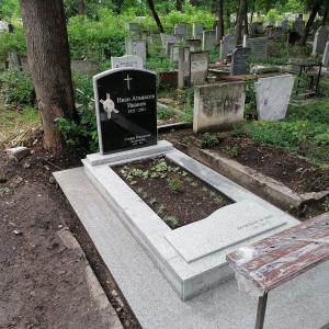 Паметник от гранит с черна плоча, термолющена  настилка, масичка и дървена пейка.