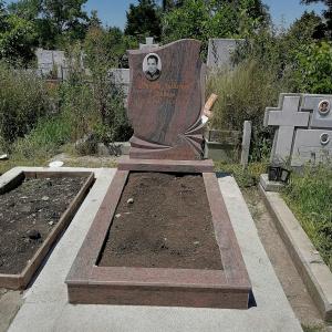 Паметник от червен гранит - мултиколор