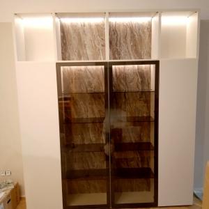 Секция във всекидневна с лед осветление и витрина