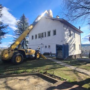 За да спестим време и усилия използвахме маниту да качим керемидите.