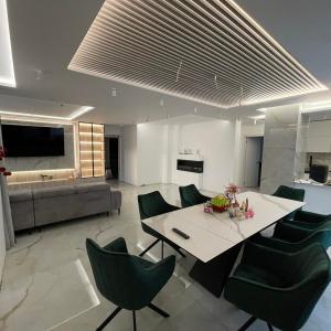 Хол изцяло направен от S&M Homes