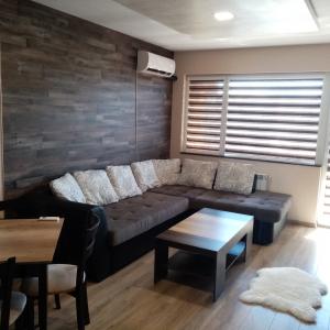 ЧАСТИЧНИ ПОПРАВКИ,БОЯДИСВАНЕ,ДЕКОРАТИВНА СТЕНА ОТ ТРАВЕРТИНОВА МАЗИЛКА,ВИНИЛОВ ДЕКОР НА СТЕНА