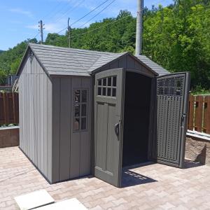 Пластмасова барака  по Канадски патент,с Термо стени с две отвараеми врати навън.Предлага се в много размери.