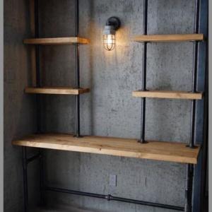 Декорация с течен тапет и дърво