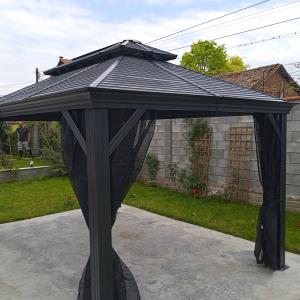 Алуминиева беседка с двоен покрив с поцинкована ламарина,със зимни и летни пердета.