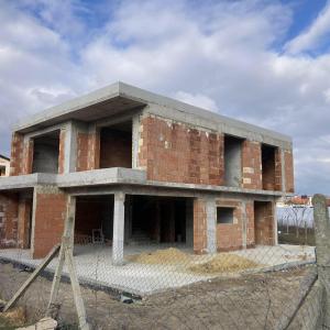 Груб строеж