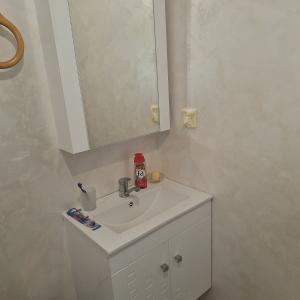 ПВЦ шкаф с мивка за баня в комплект с шкаф-огледало със стенен монтаж