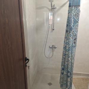 Стъклен параван за баня в комбинация със силиконова завеса