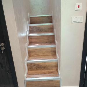 Перлена мазилка и ламиниран паркет по стъпала