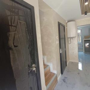 Окачен таван с ламперия