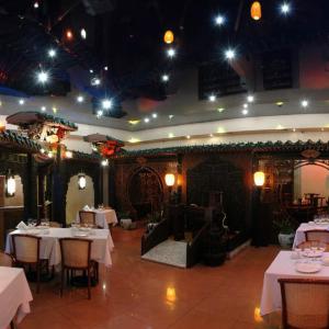 -потолок-в-ресторане