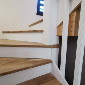 стъпала от дъб с чела от чам и парапет от дъб с балюстри от чам