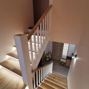 стъпала от дъб с чела от чам и парапет от дъб с балюстри от чам