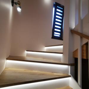 стъпала от дъб с чела от чам и парапет от дъб с балюстри от чам