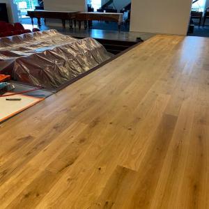 монтаж на паркет , первази , лайсни и омасляване