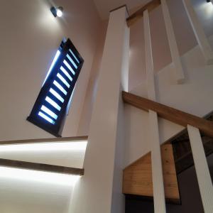 стъпала от дъб с чела от чам и парапет от дъб с балюстри от чам