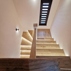 стъпала от дъб с чела от чам и парапет от дъб с балюстри от чам