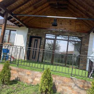 Дървен навес