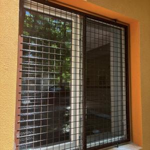 Нови решетки на прозорците в 107.ОУ, град София.