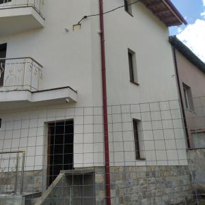 Камък около цялата къща..