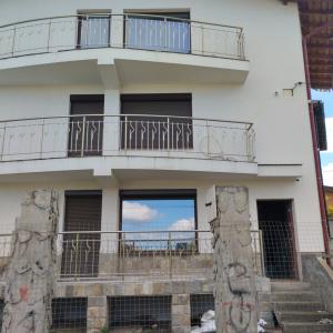 Камък около цялата къща..