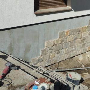 Камък около цялата къща..