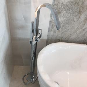 Вертикален вграден в пода смесител за вана