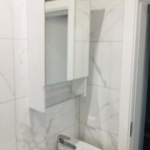 Мивка и шкаф с огледало