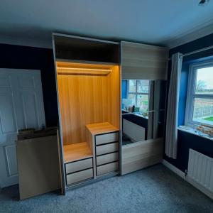 Двукрилен гардероб